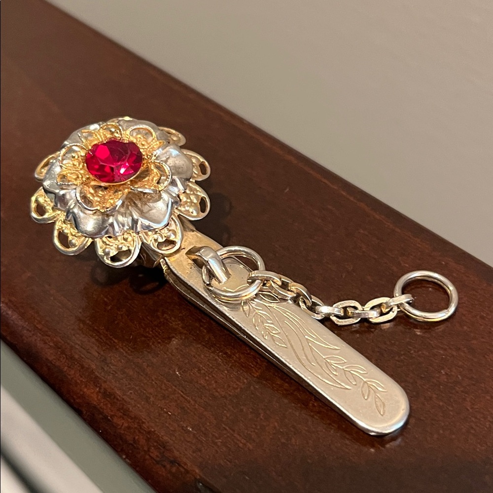 Vtg 50s Gold filigree & Red Gem Clip-On Key Holder - Picture 6 of 12